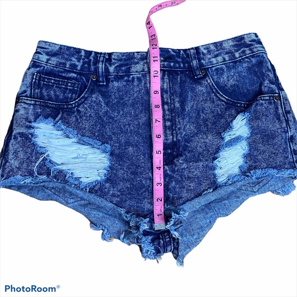 High Waisted acid washed frayed hem denim shorts - Picture 4 of 5